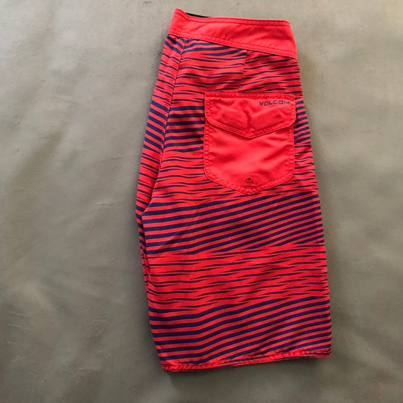 Volcom Red Stripe Board Shorts, Size 30 - Picture 4 of 5